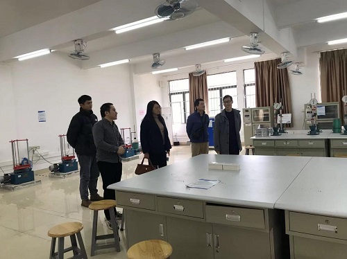 图为参观建设学院实训室.jpg 图为参观建设学院实训室.jpg